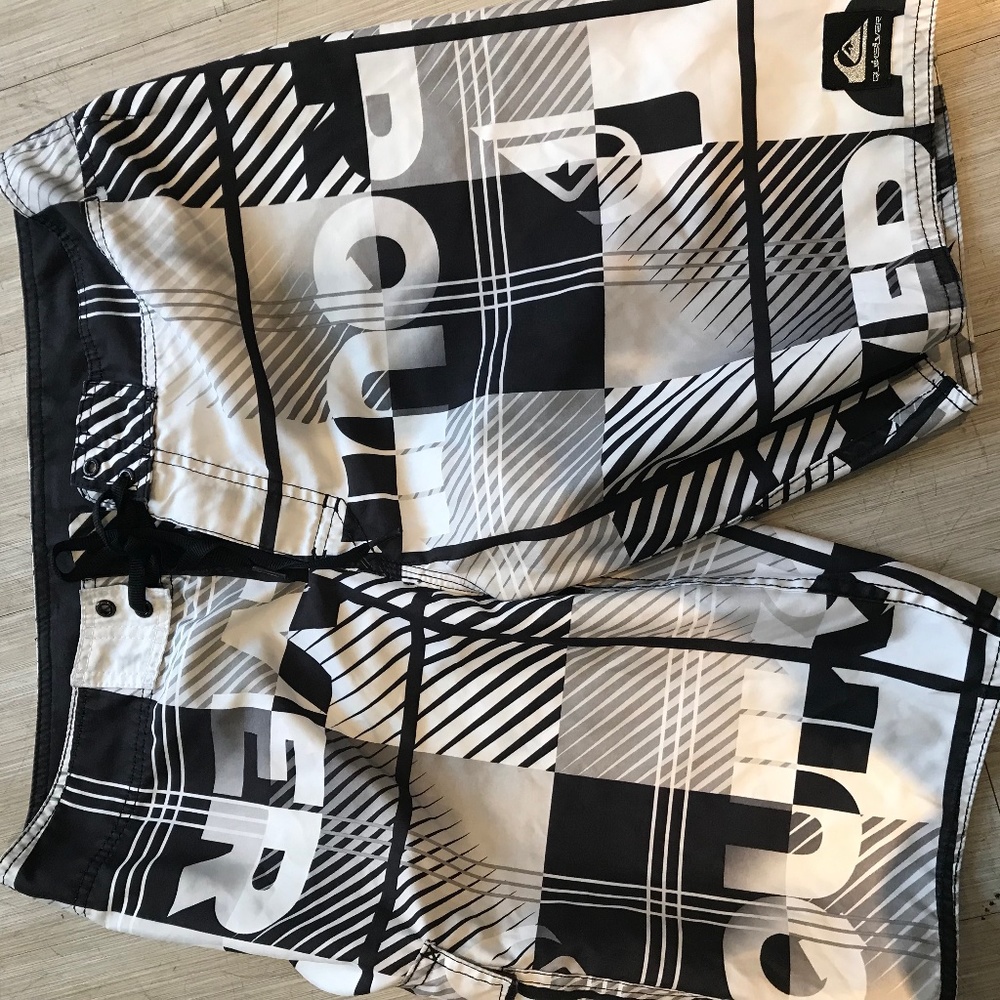 Mens' Quicksilver swim trunks/board shorts size L or XL (34-36 waist)